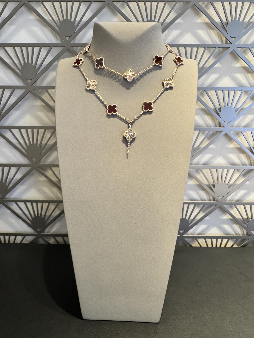 [Elara jewelsry ]CLOVER 20 MOTIFS LASER CARNELIAN NECKLACE