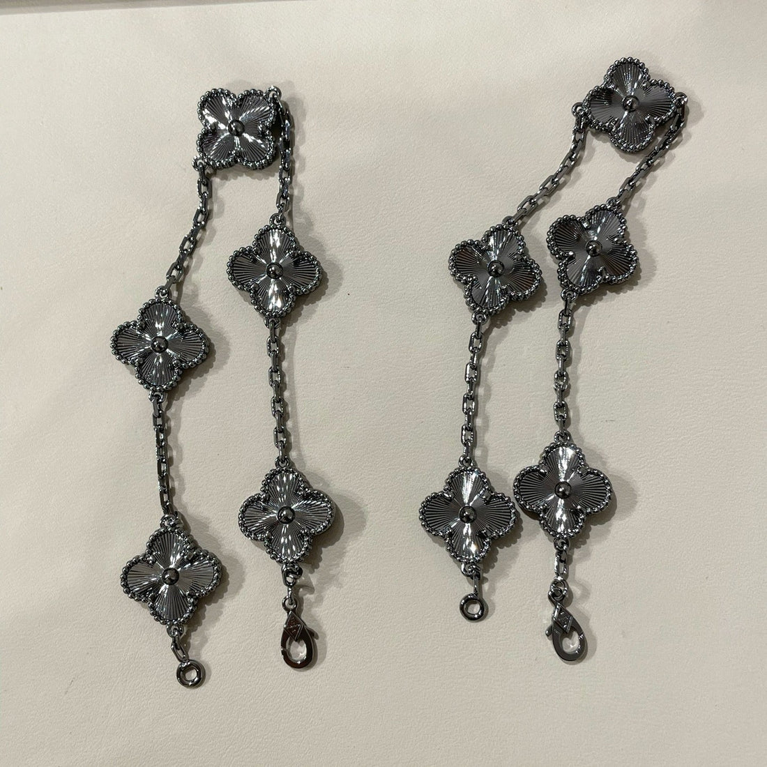 [Elara jewelsry ]CLOVER 5 MOTIF BLACK BRACELET