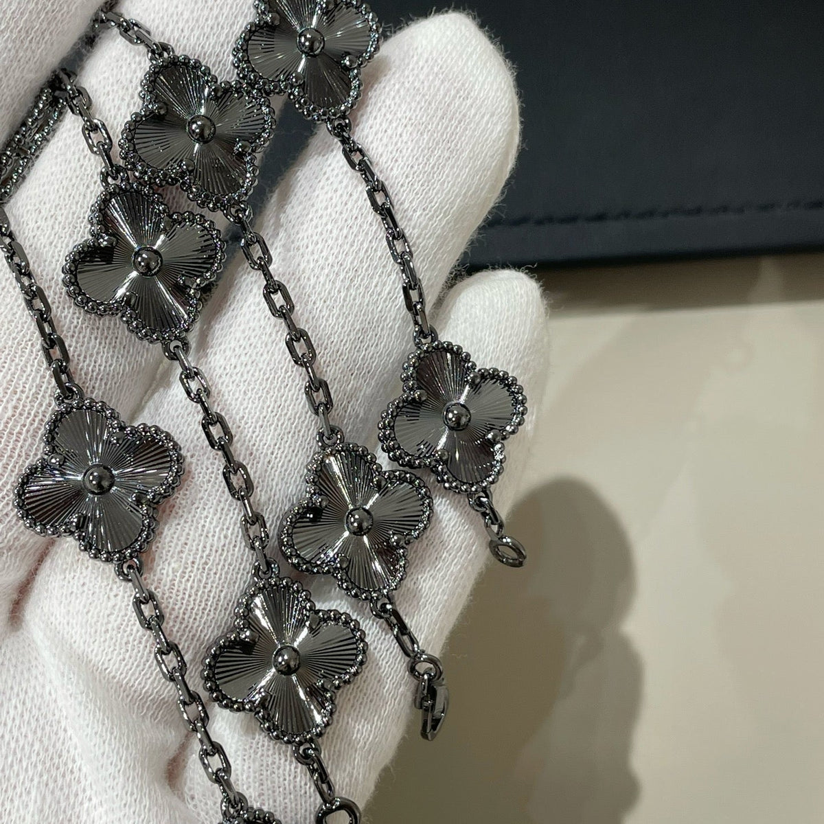 [Elara jewelsry ]CLOVER 5 MOTIF BLACK BRACELET