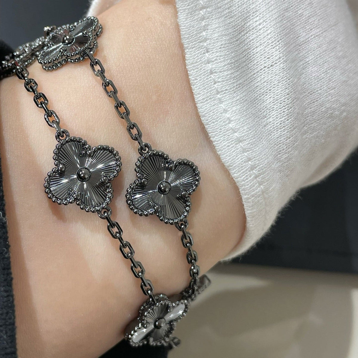 [Elara jewelsry ]CLOVER 5 MOTIF BLACK BRACELET