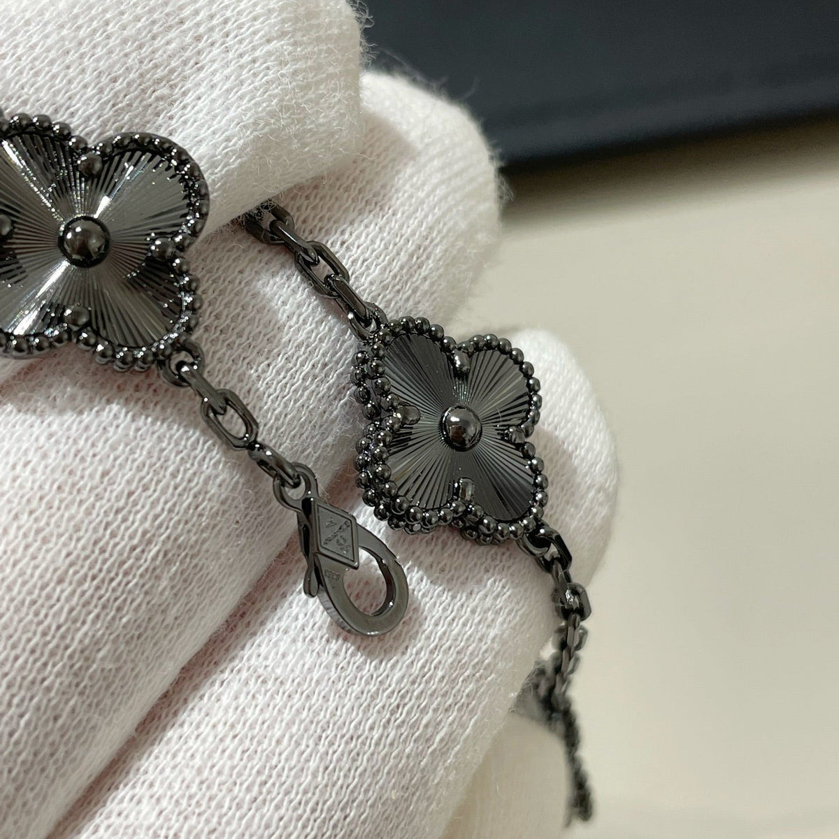 [Elara jewelsry ]CLOVER 5 MOTIF BLACK BRACELET