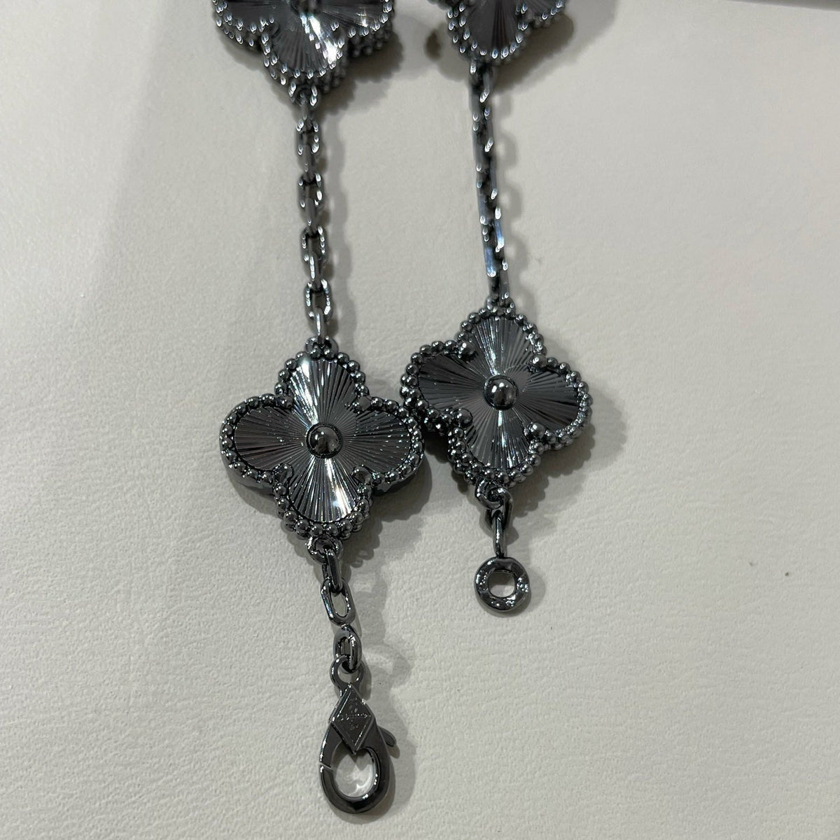 [Elara jewelsry ]CLOVER 5 MOTIF BLACK BRACELET