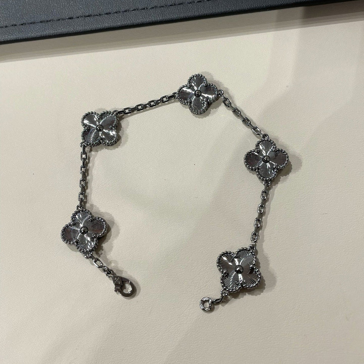 [Elara jewelsry ]CLOVER 5 MOTIF BLACK BRACELET