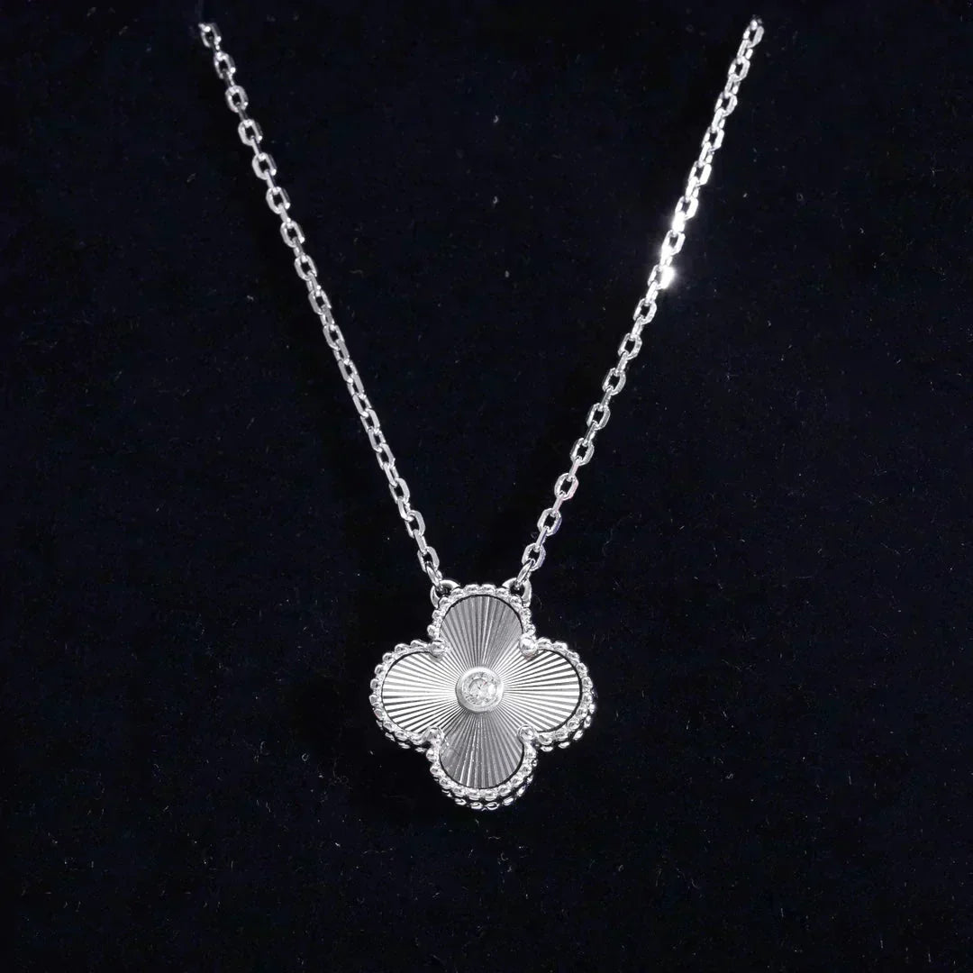 [Elara jewelsry ]CLOVER  15MM DIAMOND LASER NECKLACE SILVER