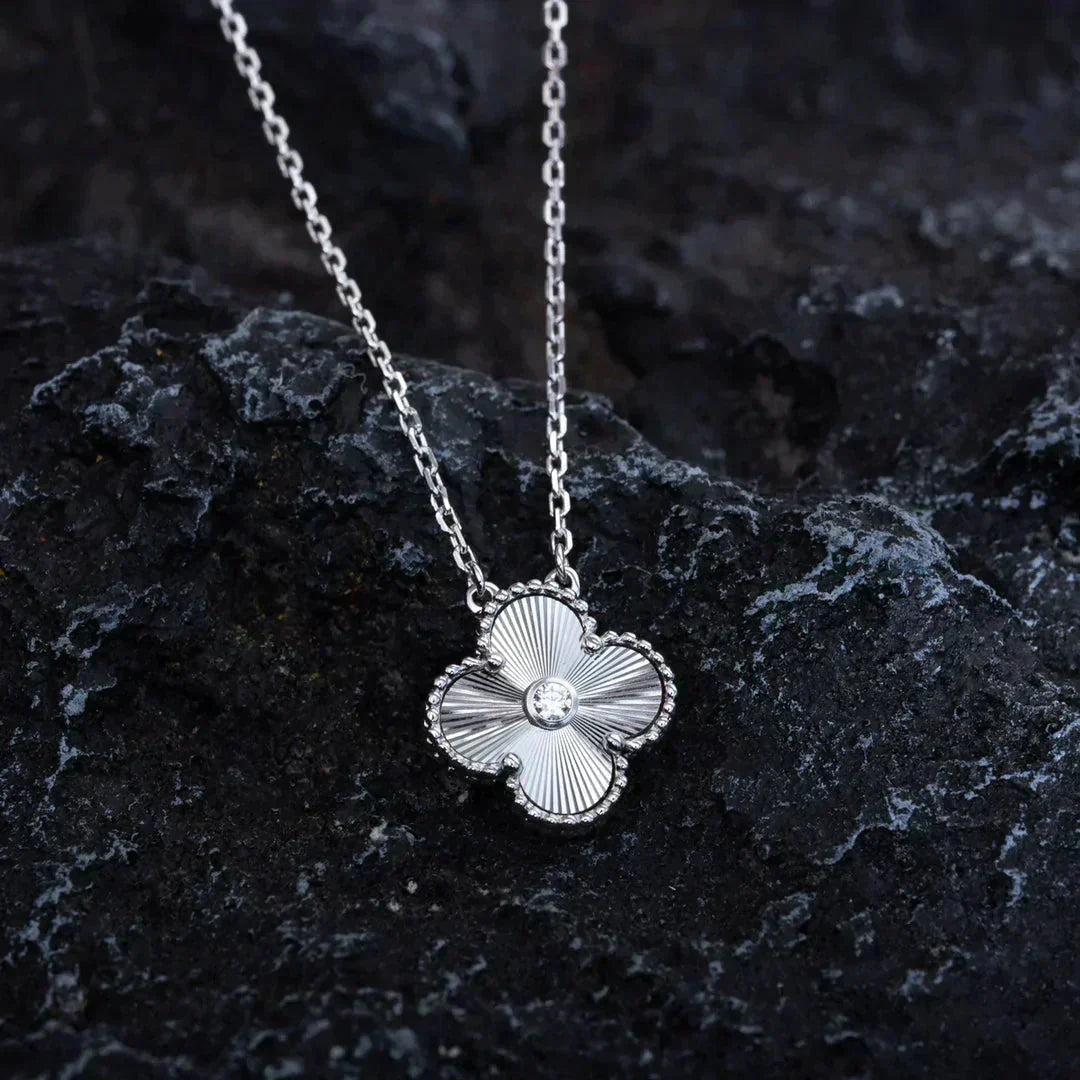 [Elara jewelsry ]CLOVER  15MM DIAMOND LASER NECKLACE SILVER