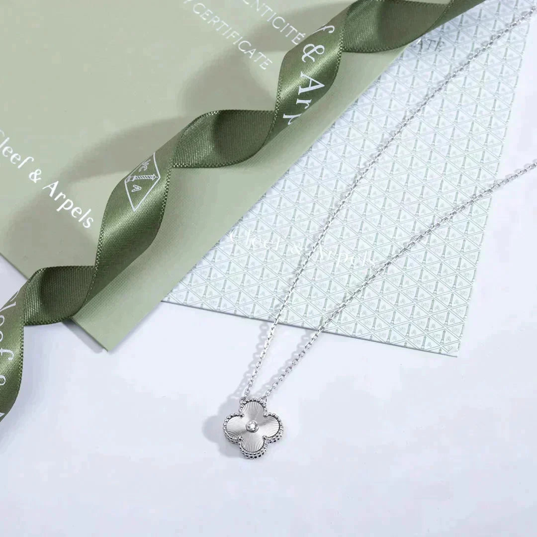 [Elara jewelsry ]CLOVER  15MM DIAMOND LASER NECKLACE SILVER