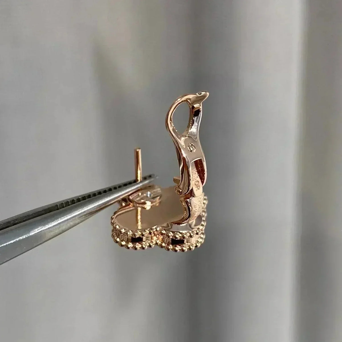 [Elara jewelsry ]CLOVER MEDIUM 1 MOTIFS  PINK MOP DIAMOND EARRINGS