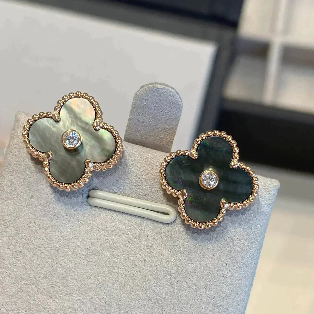 [Elara jewelsry ]CLOVER MEDIUM 1 MOTIFS GRAY MOP  DIAMOND EARRINGS