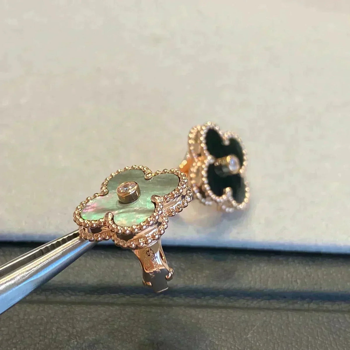 [Elara jewelsry ]CLOVER MEDIUM 1 MOTIFS GRAY MOP  DIAMOND EARRINGS