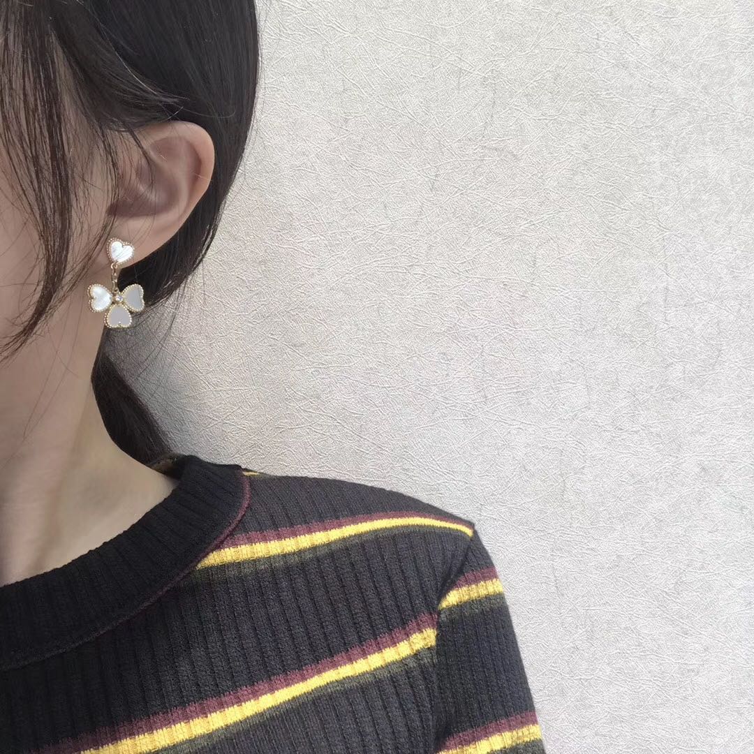[Elara jewelsry ]CLOVER SWEET WHITE MOP EARRINGS
