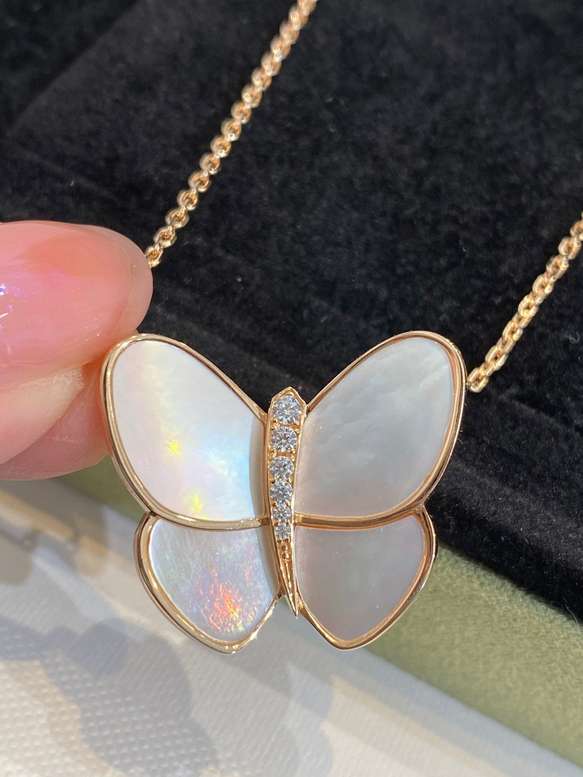 [Elara jewelsry ]BUTTERFLY GOLD MOP DIAMOND NECKLACE