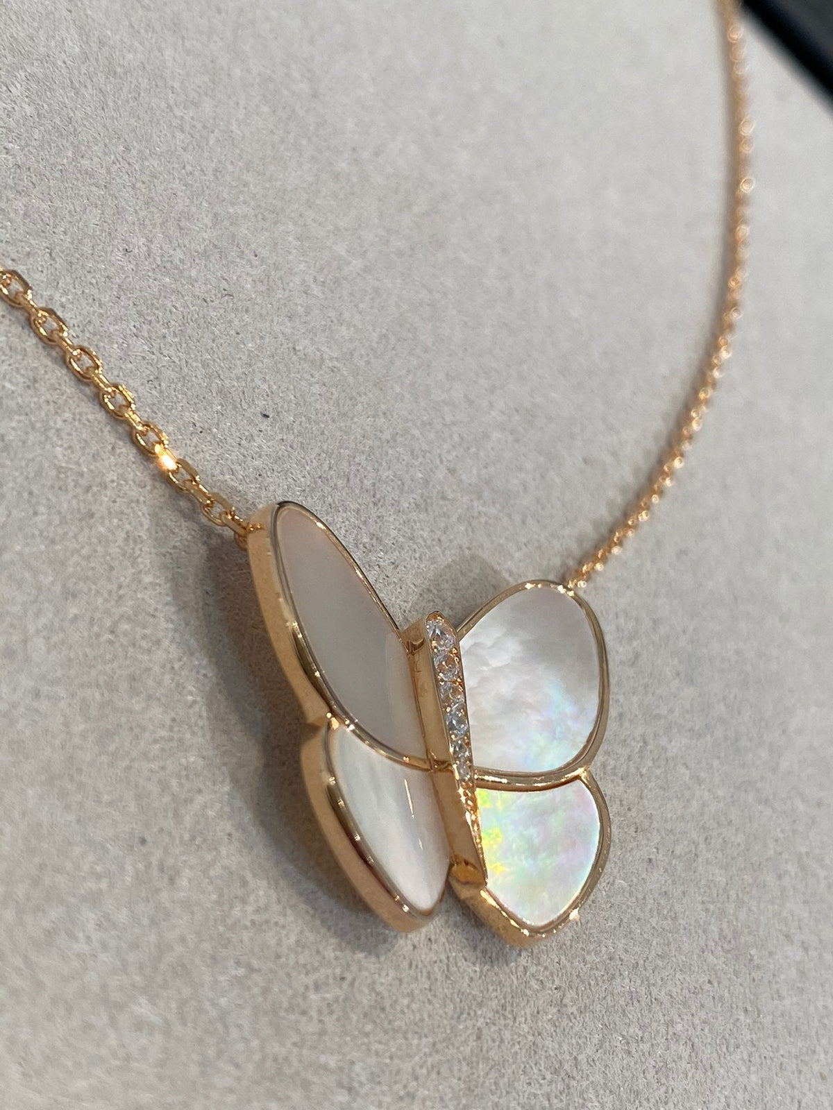 [Elara jewelsry ]BUTTERFLY GOLD MOP DIAMOND NECKLACE