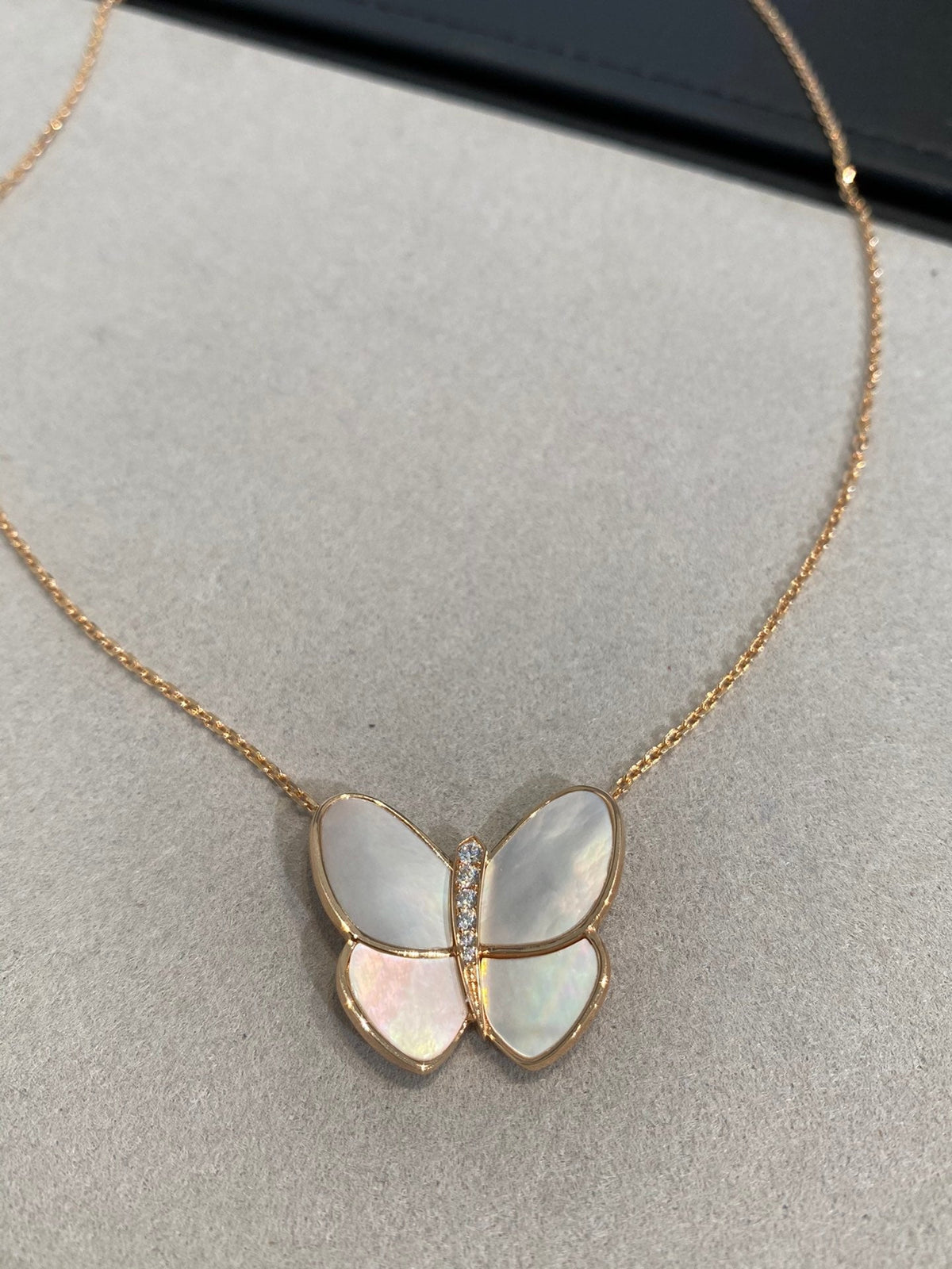 [Elara jewelsry ]BUTTERFLY GOLD MOP DIAMOND NECKLACE