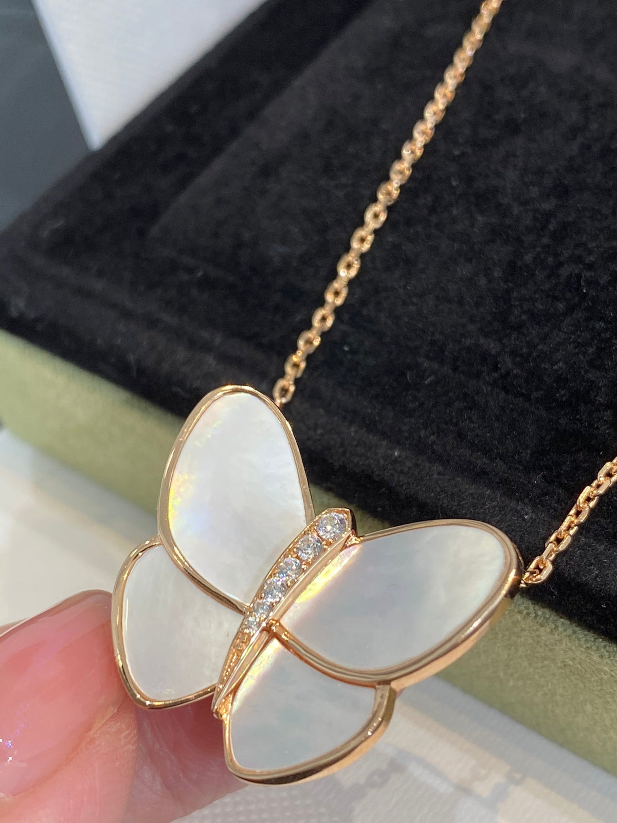 [Elara jewelsry ]BUTTERFLY GOLD MOP DIAMOND NECKLACE