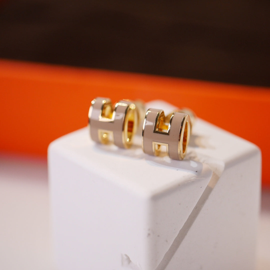 [Elara jewelsry ]MINI POP H GOLD EARRINGS GREY