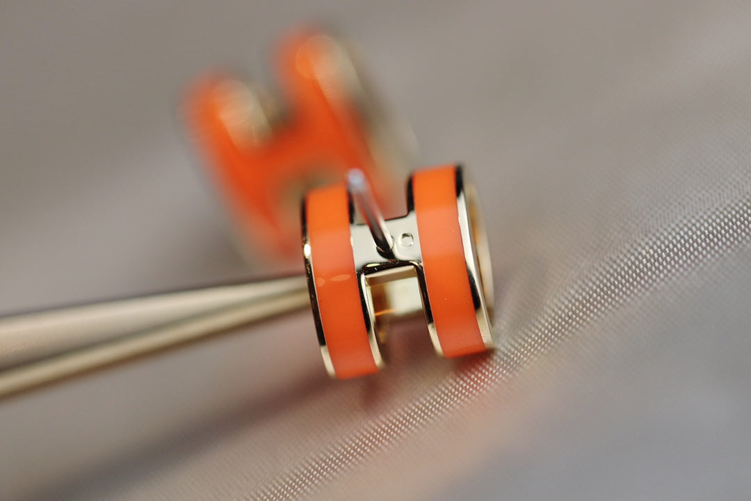 [Elara jewelsry ]MINI POP H EARRINGS ORANGE