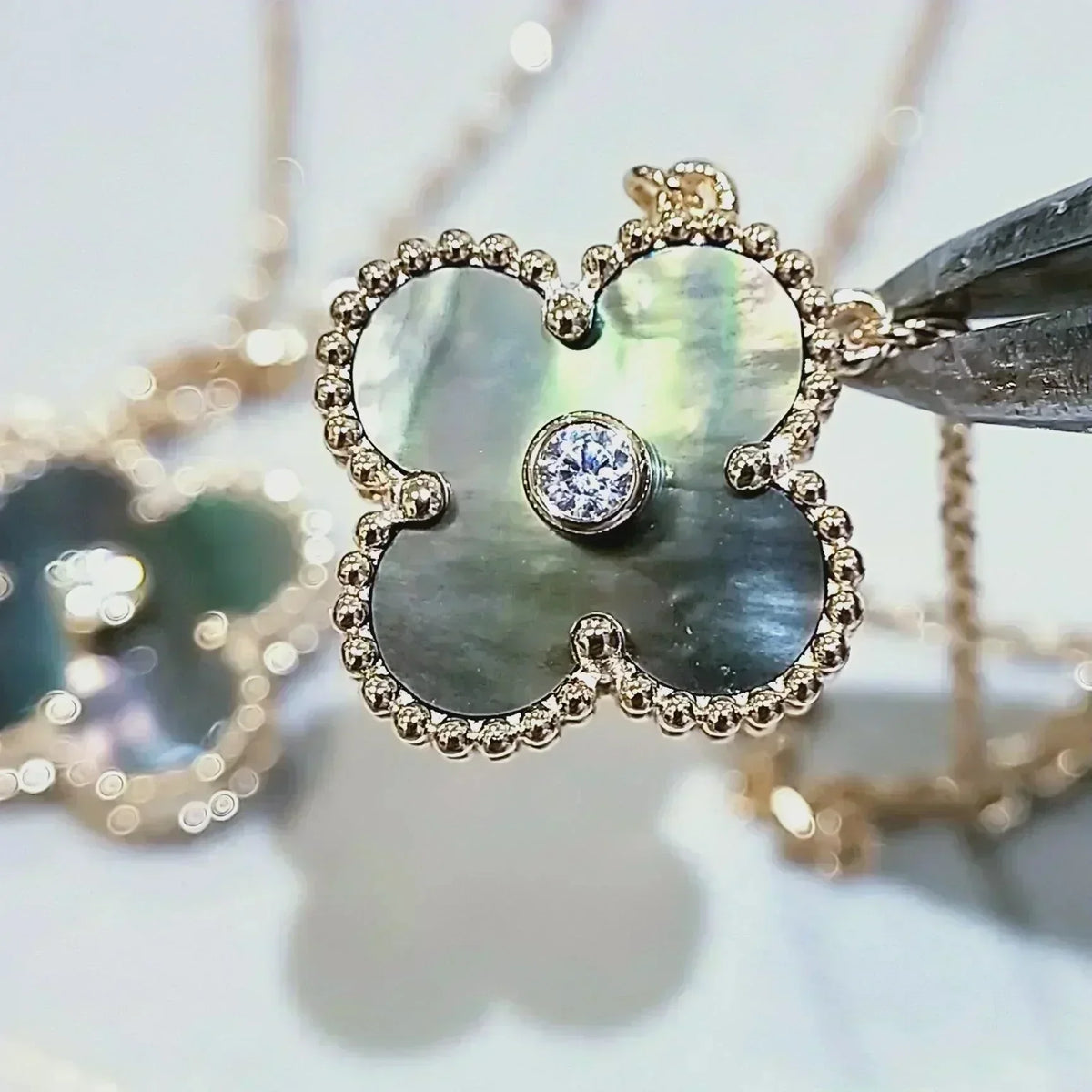 [Elara jewelsry ]CLOVER 15MM DIAMOND AND MOTHER-OF-GREY NECKLACE