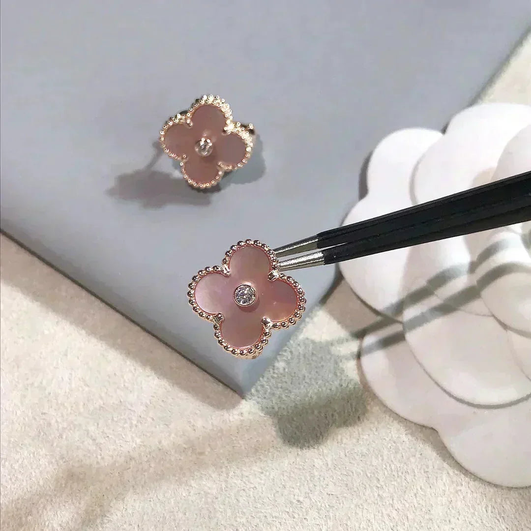[Elara jewelsry ]CLOVER MEDIUM 1 MOTIFS  PINK MOP DIAMOND EARRINGS
