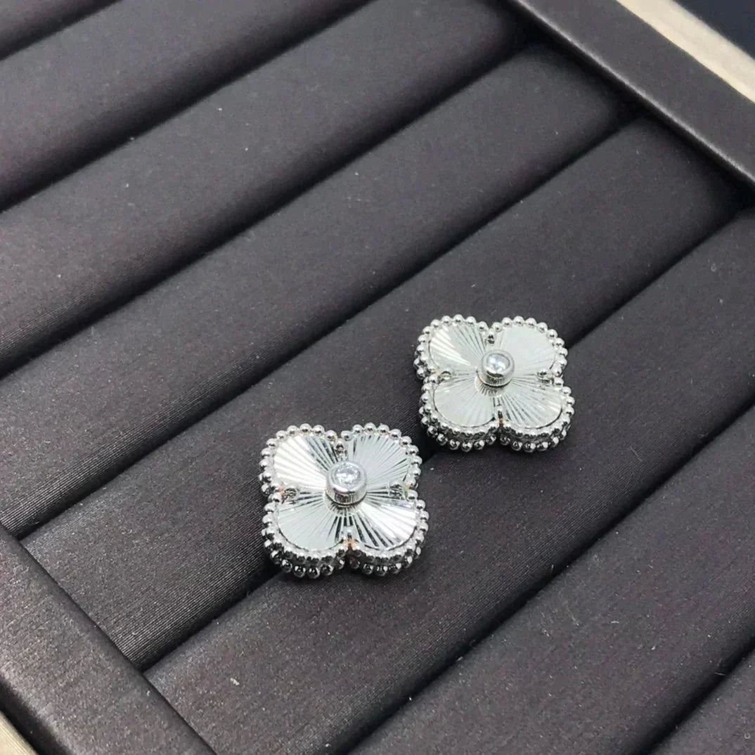[Elara jewelsry ]CLOVER MINI 9.5MM LASER EARRINGS