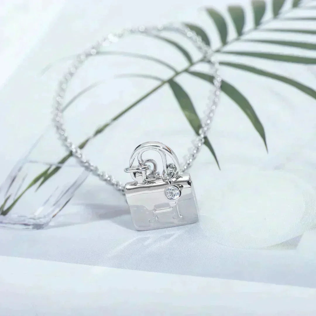 [Elara jewelsry ]AMULETTE PEDANT SILVER NECKLACE