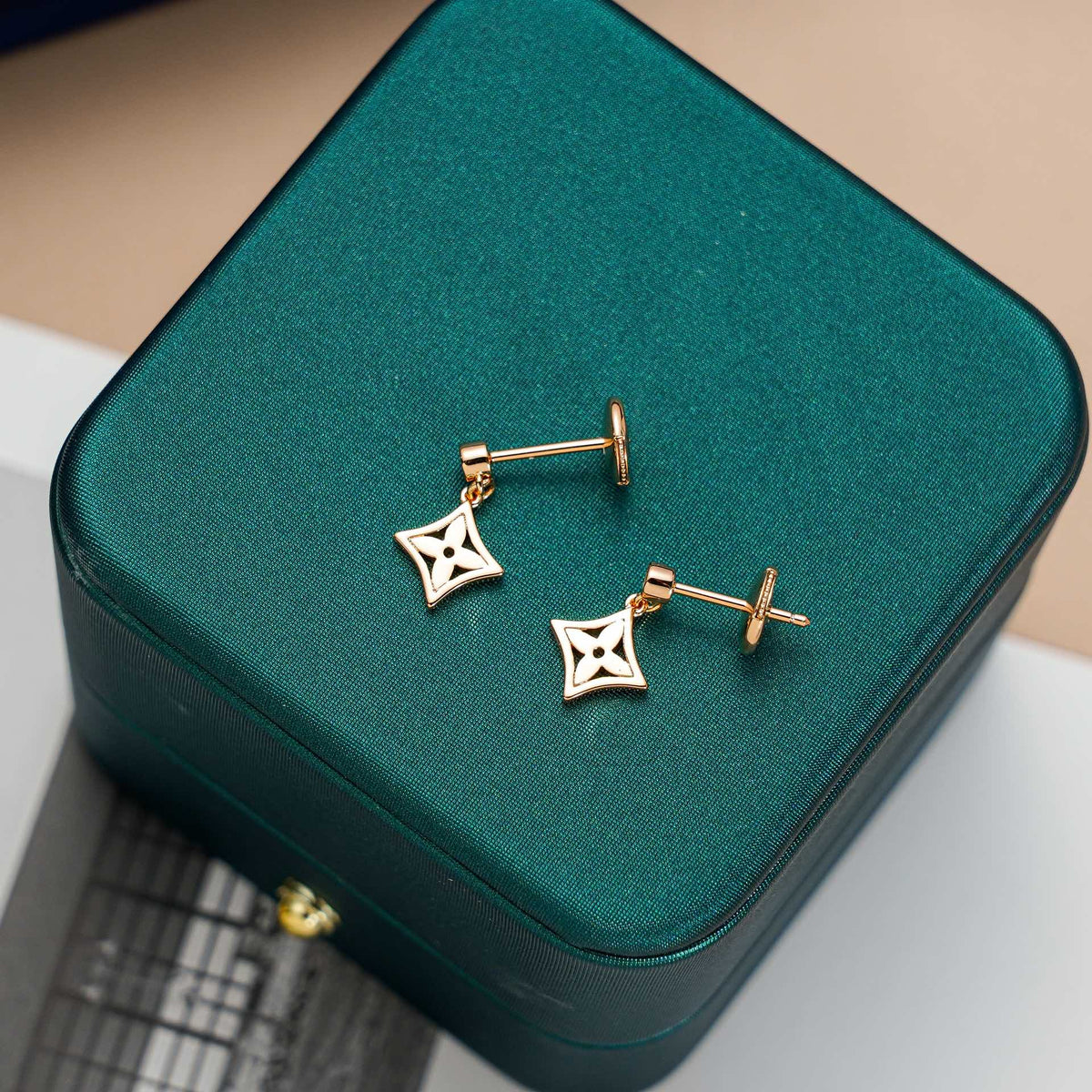 [Elara jewelsry ]STAR EARRINGS GOLD