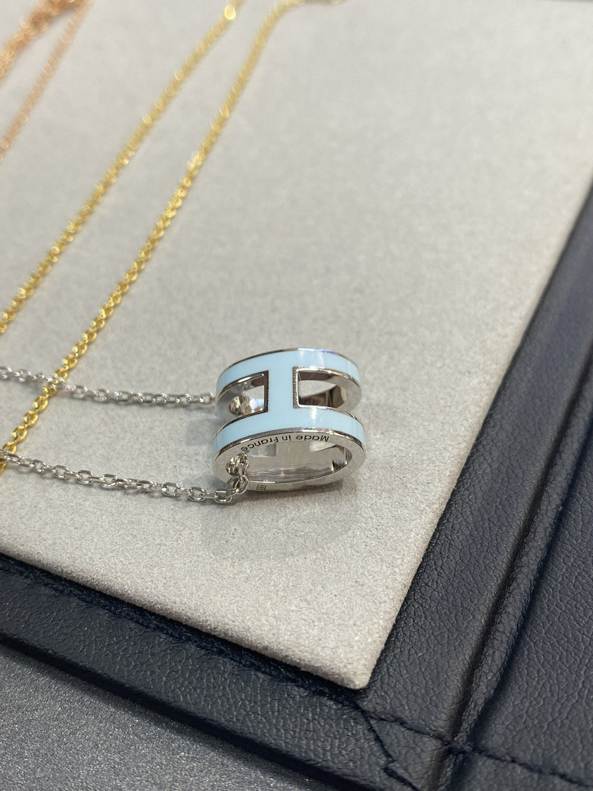 [Elara jewelsry ]POP H LIGHT BLUE NECKLACE