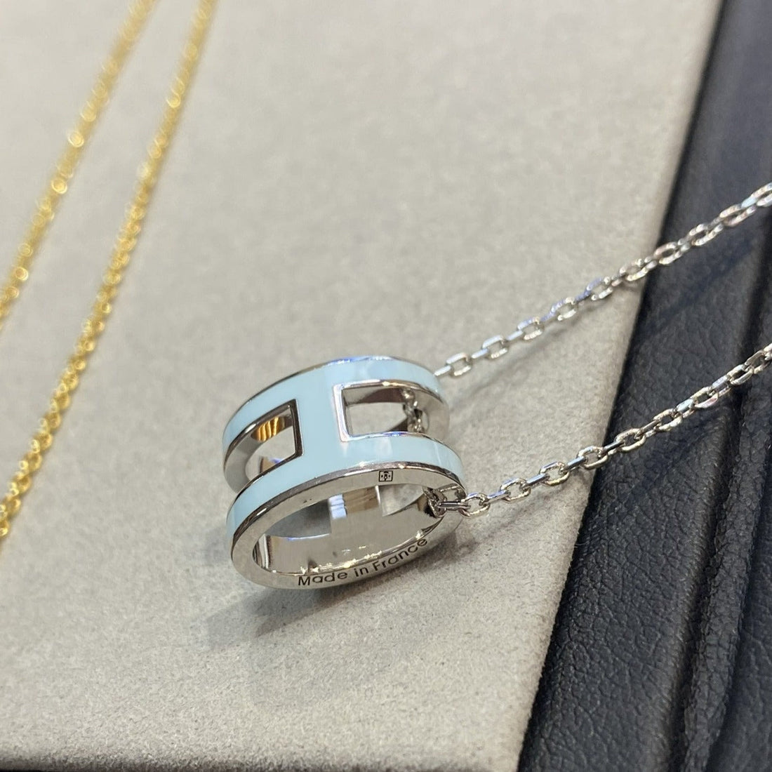 [Elara jewelsry ]POP H LIGHT BLUE NECKLACE