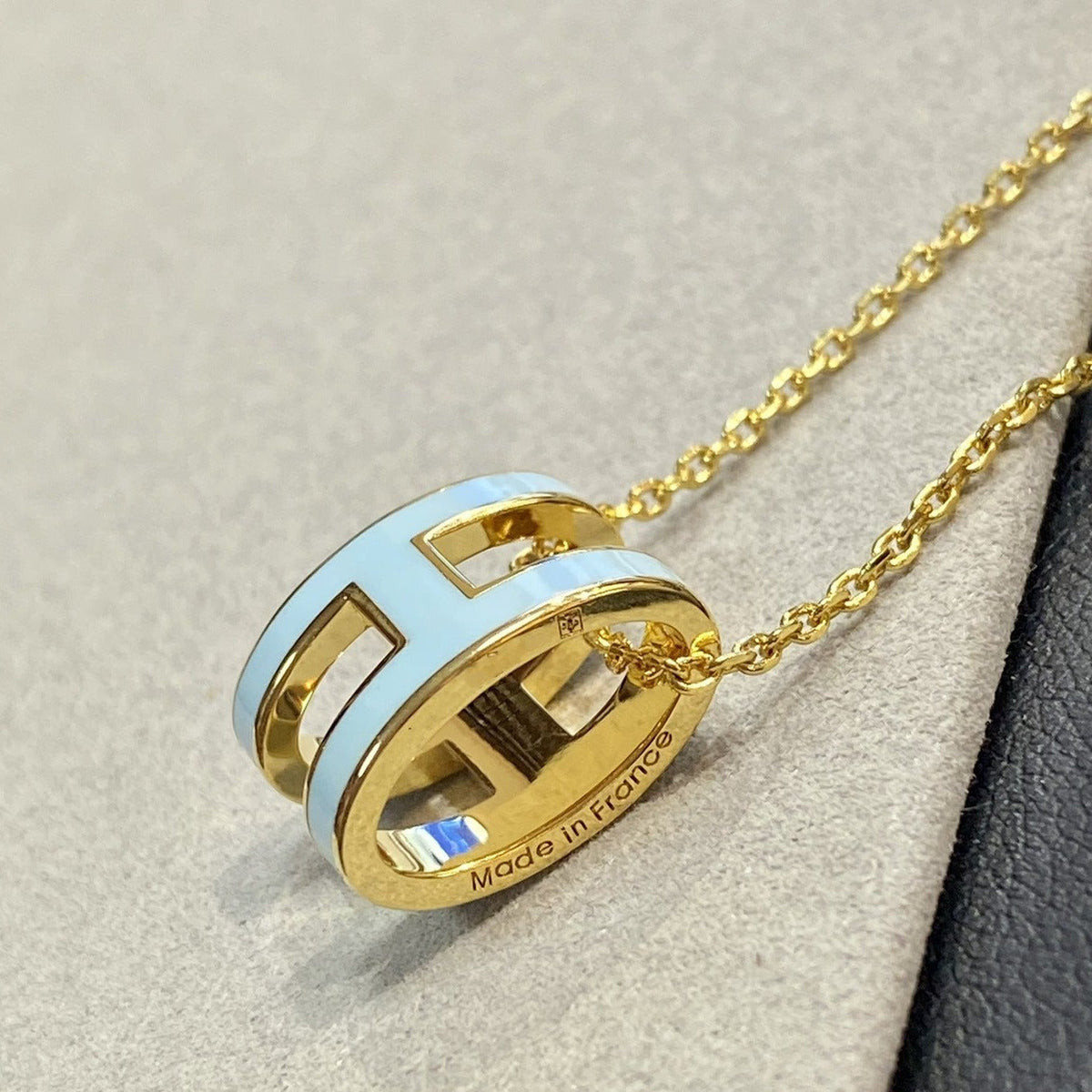 [Elara jewelsry ]POP H LIGHT BLUE NECKLACE