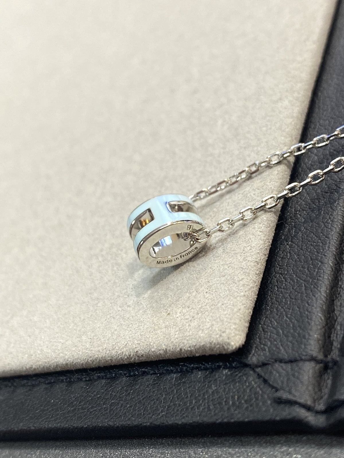 [Elara jewelsry ]POP H LIGHT BLUE NECKLACE