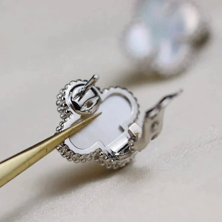 [Elara jewelsry ]CLOVER MEDIUM 1 MOTIFS  WHITE MOP EARRINGS SILVER