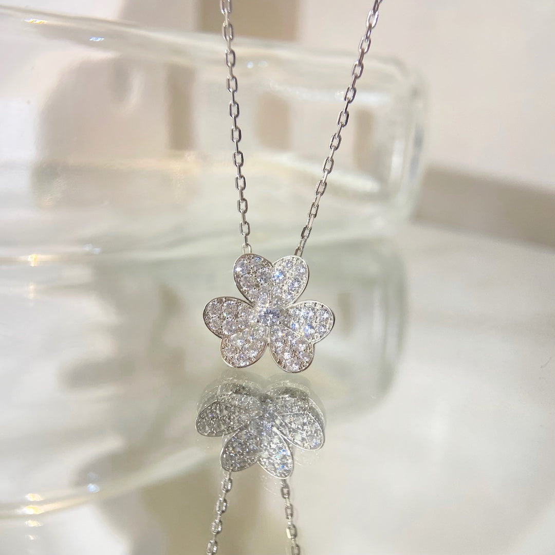 [Elara jewelsry ]FLOWER DIAMOND NECKLACE