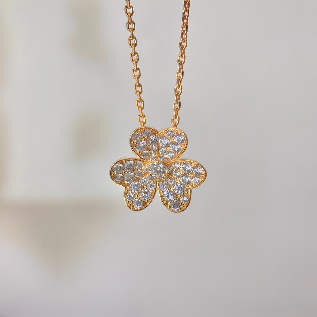 [Elara jewelsry ]FLOWER DIAMOND NECKLACE