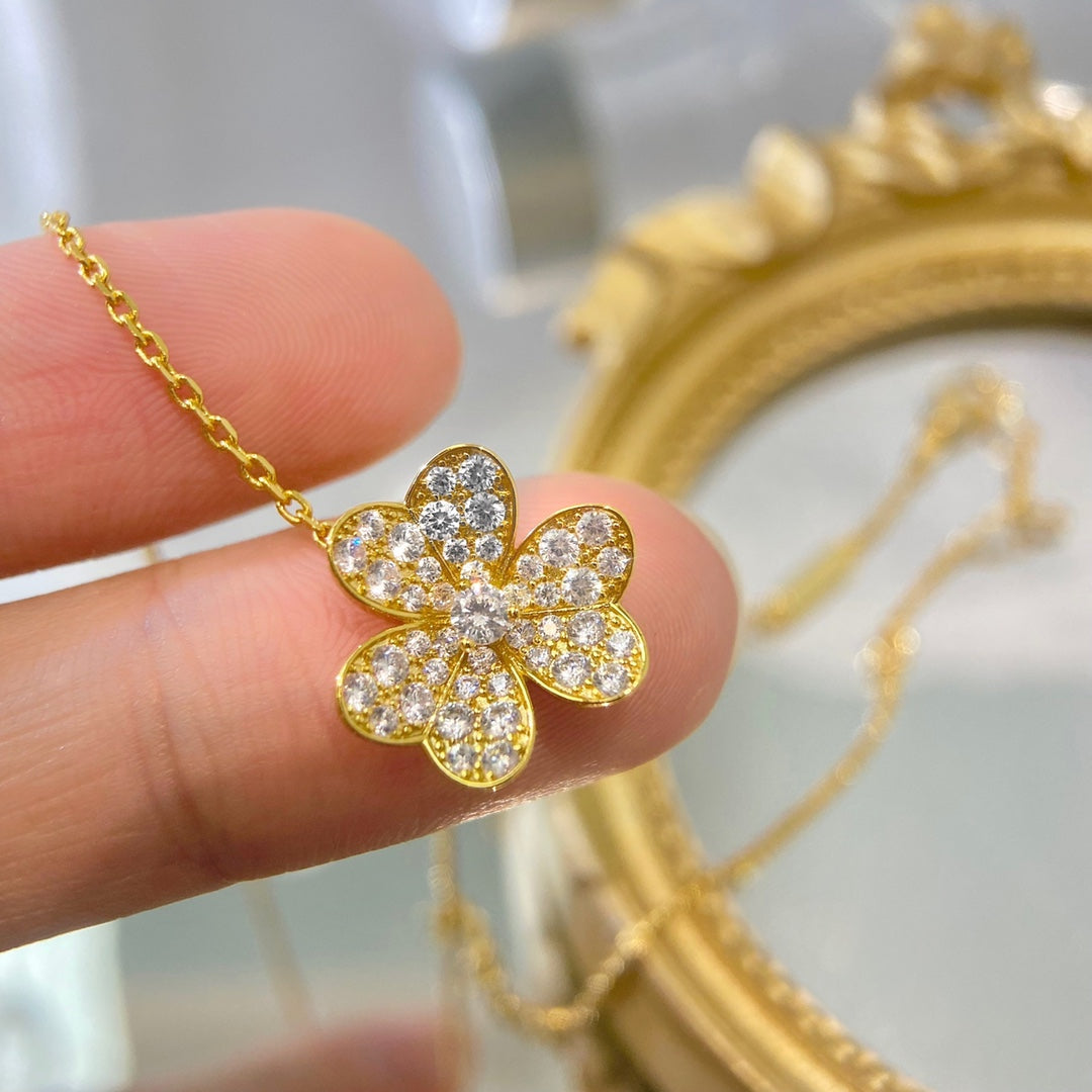 [Elara jewelsry ]FLOWER DIAMOND NECKLACE