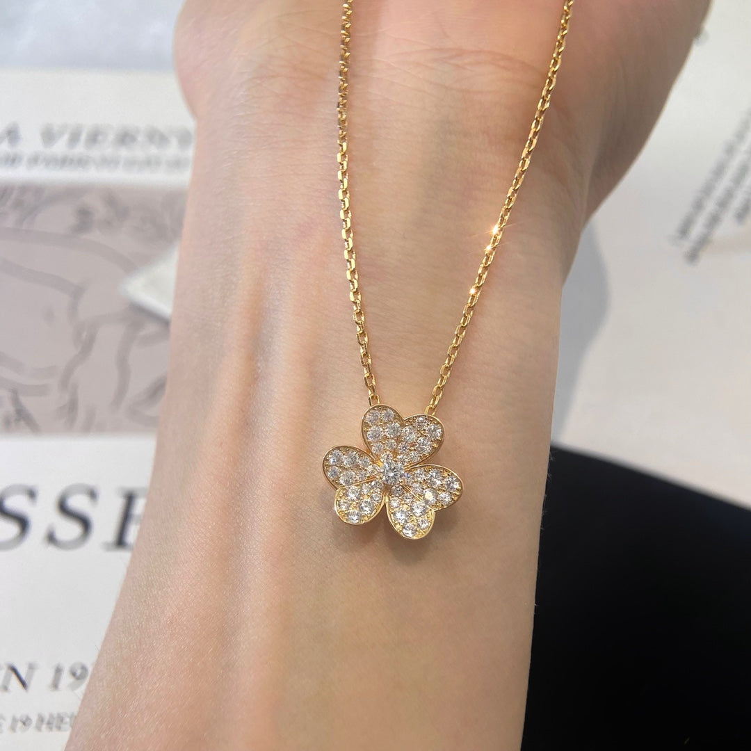 [Elara jewelsry ]FLOWER DIAMOND NECKLACE