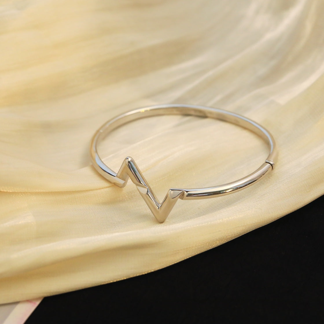 [Elara jewelsry ]VOLTE UPSITE DOWN BRACELET