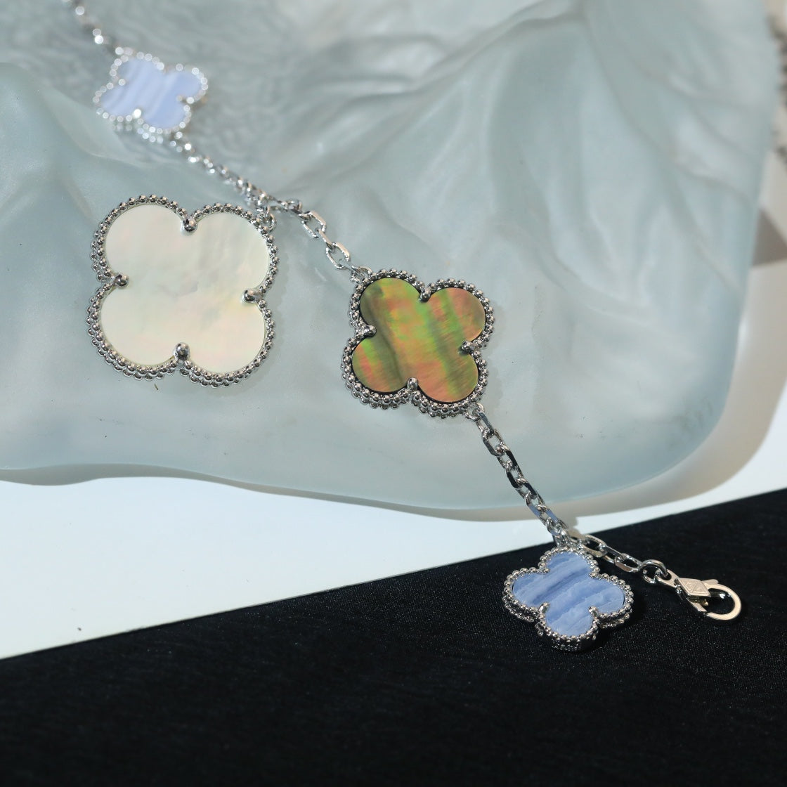 [Elara jewelsry ]CLOVER BRACELET 5 MOTIFS MOP CHALCEDONY SILVER