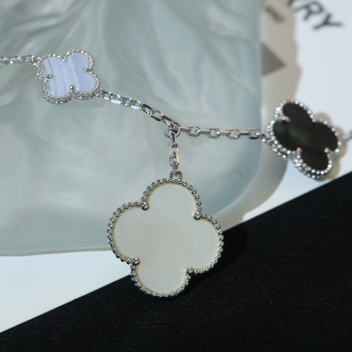 [Elara jewelsry ]CLOVER BRACELET 5 MOTIFS MOP CHALCEDONY SILVER
