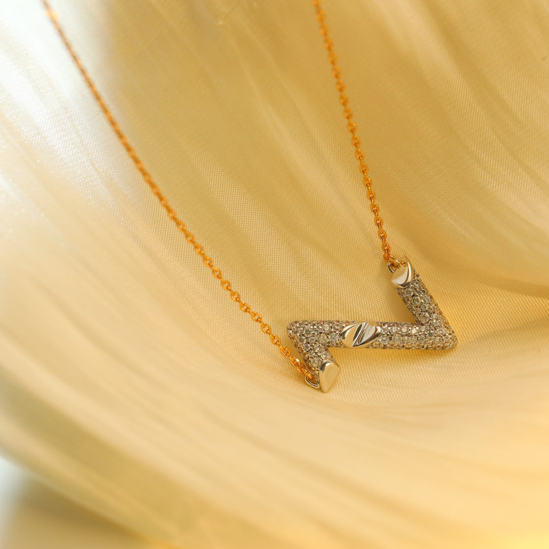 [Elara jewelsry ]VOLT SILVER DIAMOND PEDANT NECKLACE