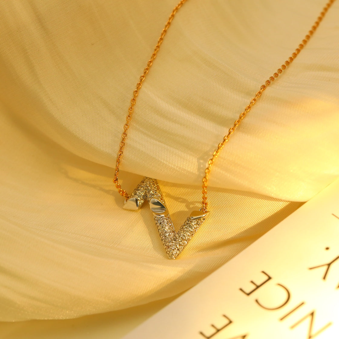 [Elara jewelsry ]VOLT SILVER DIAMOND PEDANT NECKLACE