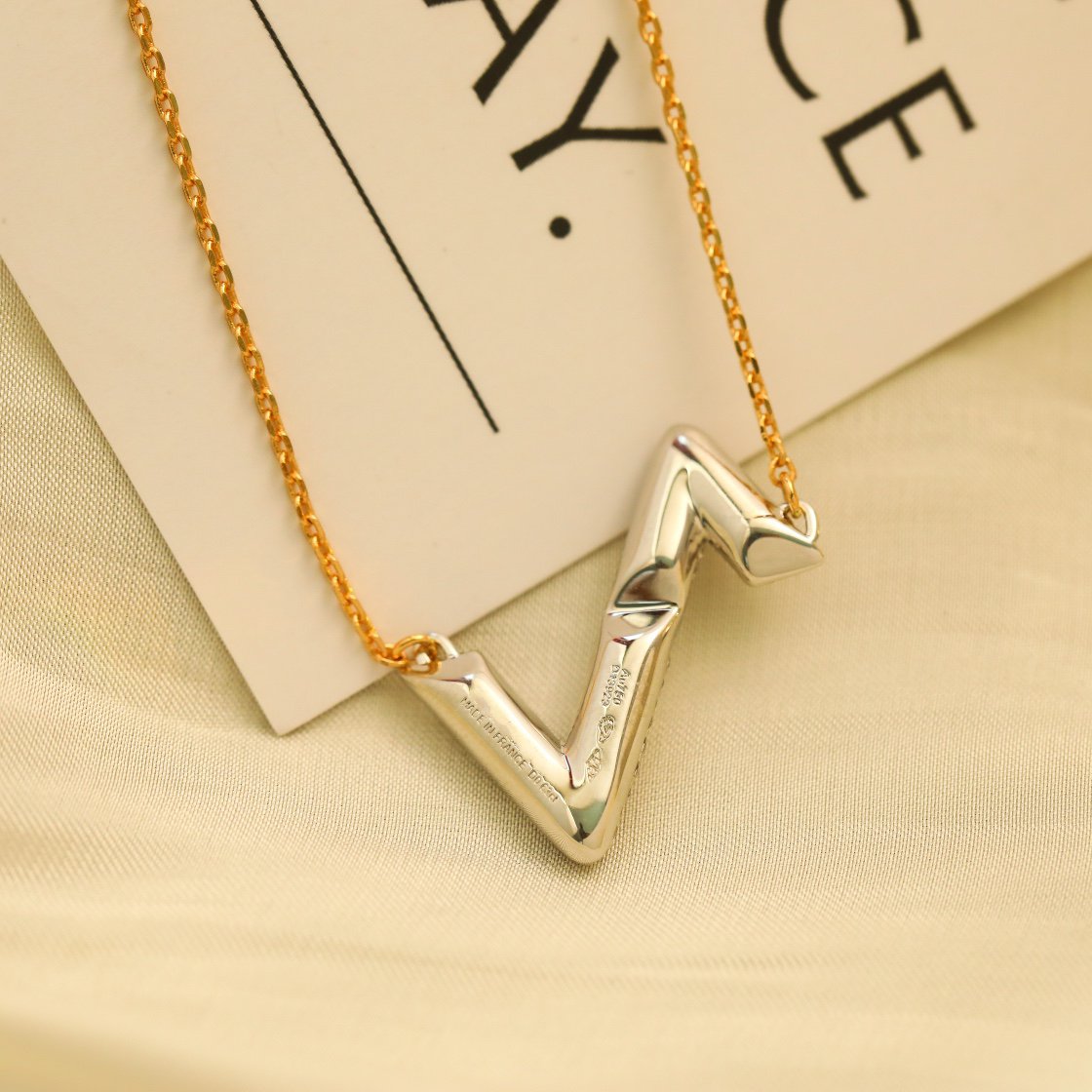 [Elara jewelsry ]VOLT SILVER DIAMOND PEDANT NECKLACE