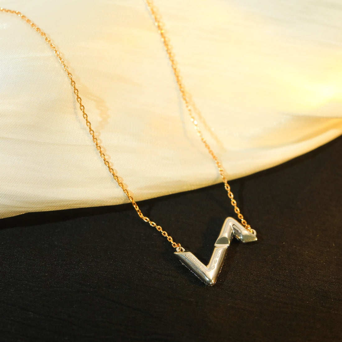 [Elara jewelsry ]VOLT SILVER DIAMOND PEDANT NECKLACE