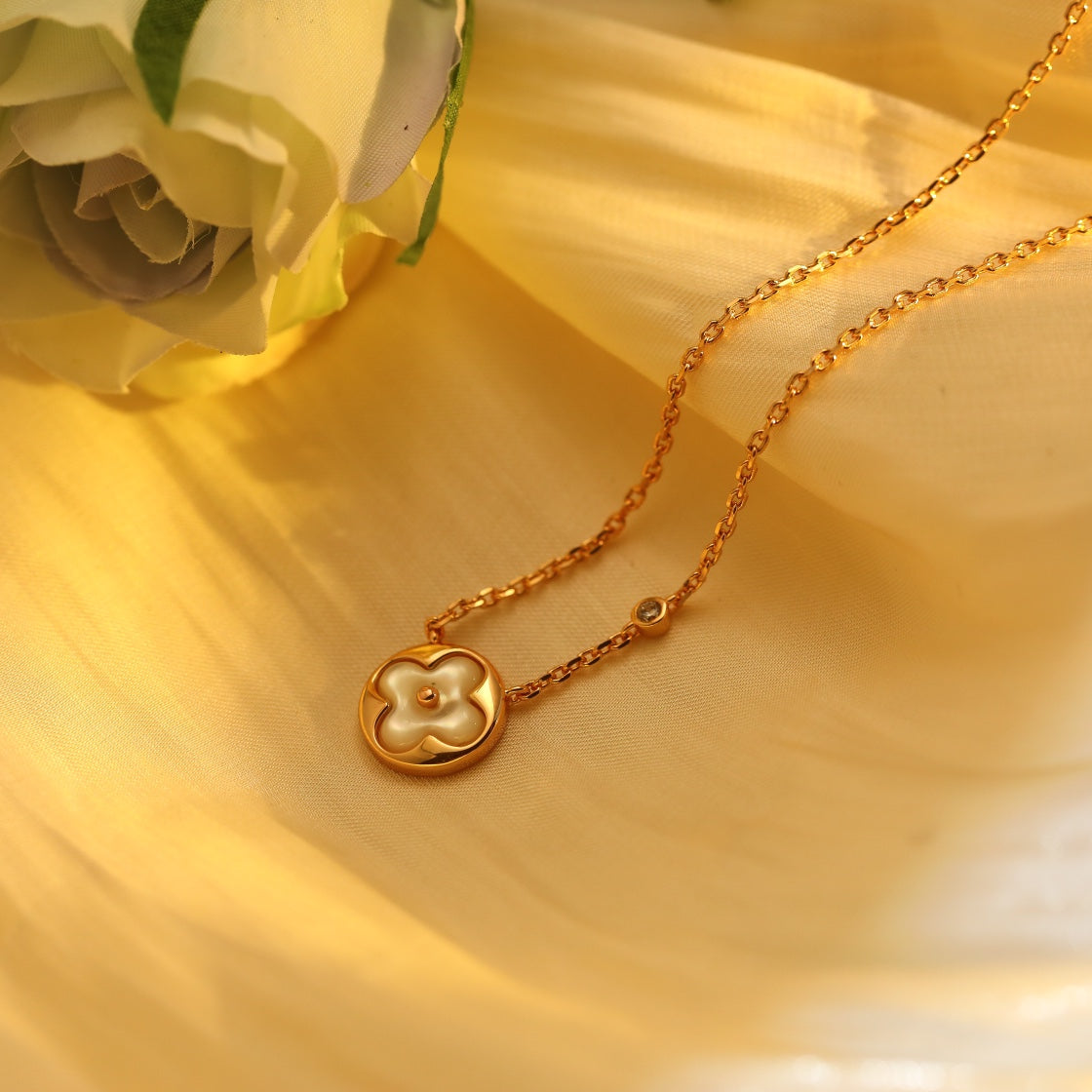 [Elara jewelsry ]SUN PEDANT PINK GOLD 1 DIAMOND NECKLACE