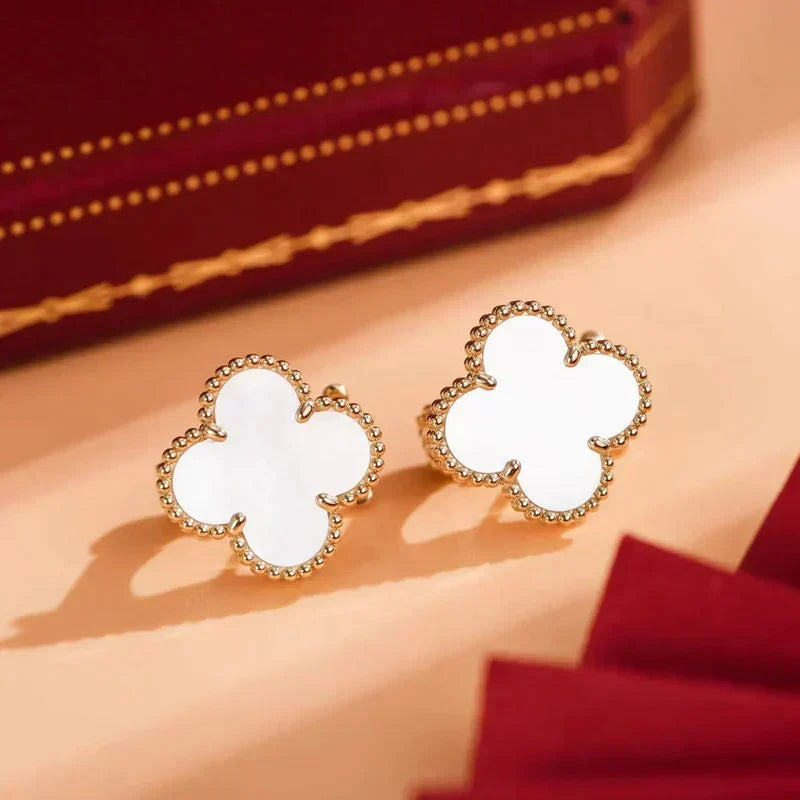 [Elara jewelsry ]CLOVER MEDIUM 1 MOTIFS  WHITE MOP STUD EARRINGS