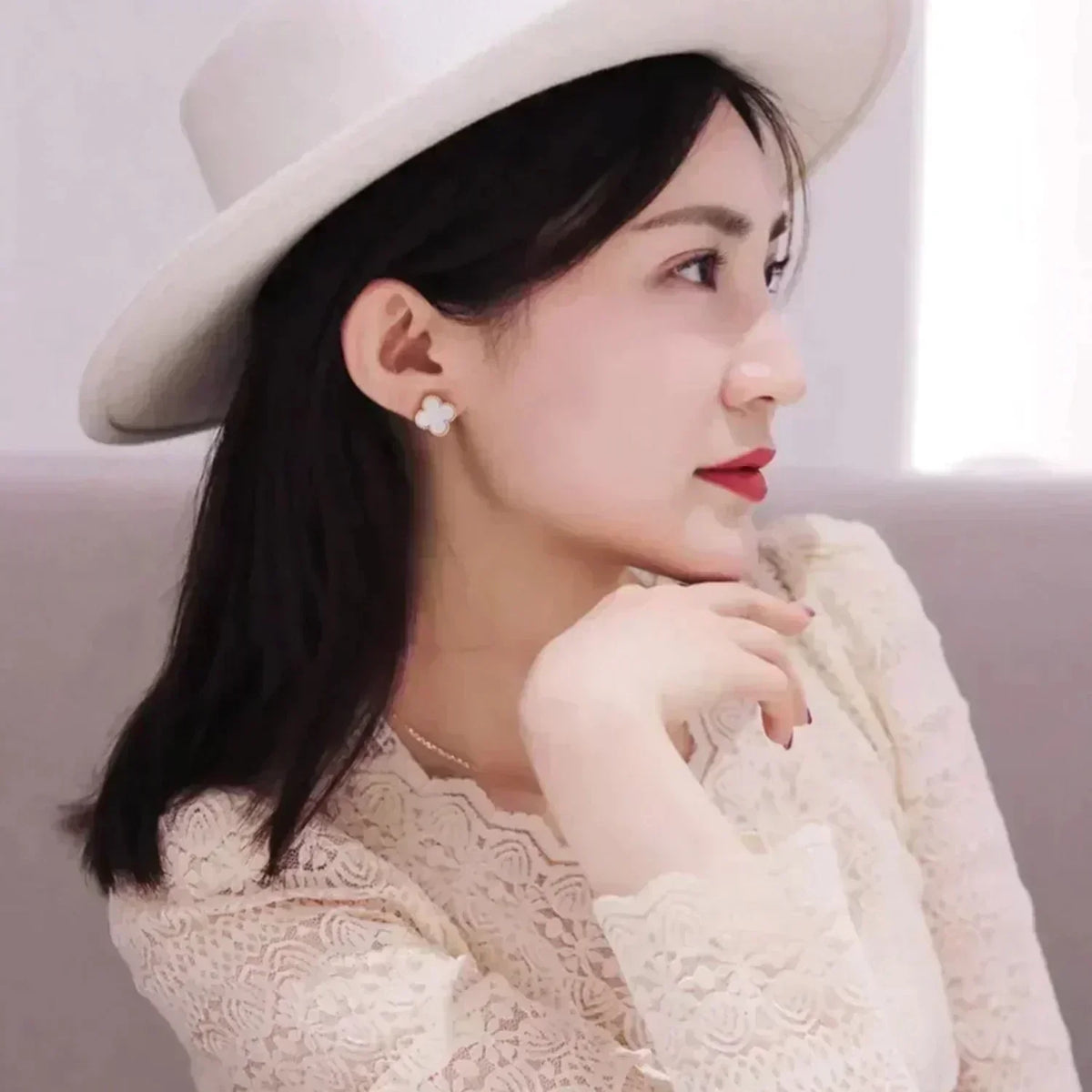 [Elara jewelsry ]CLOVER MEDIUM 1 MOTIFS  WHITE MOP STUD EARRINGS