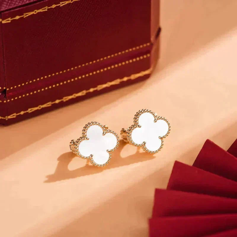 [Elara jewelsry ]CLOVER MEDIUM 1 MOTIFS  WHITE MOP STUD EARRINGS