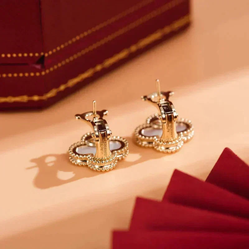 [Elara jewelsry ]CLOVER MEDIUM 1 MOTIFS  WHITE MOP STUD EARRINGS