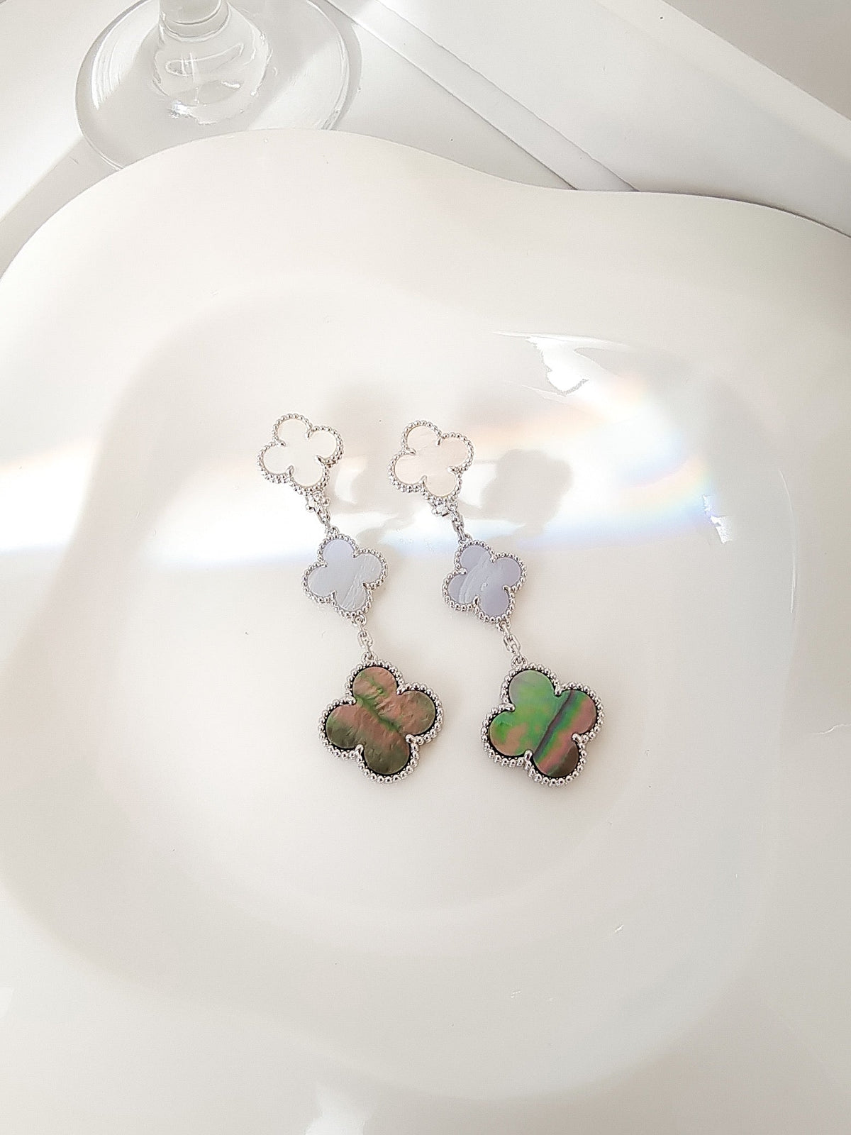 [Elara jewelsry ]CLOVER 3 MOTIFS CHALCEDONY DARK MOP SILVER EARRINGS