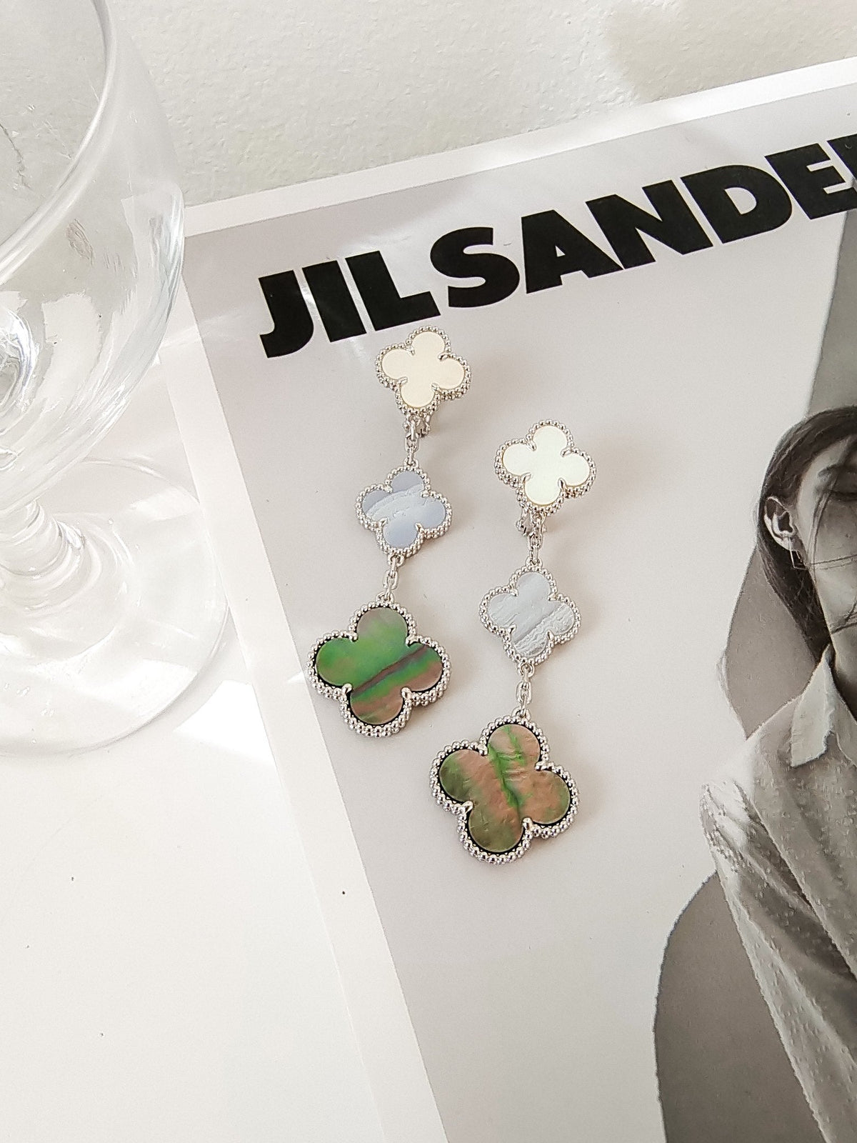 [Elara jewelsry ]CLOVER 3 MOTIFS CHALCEDONY DARK MOP SILVER EARRINGS