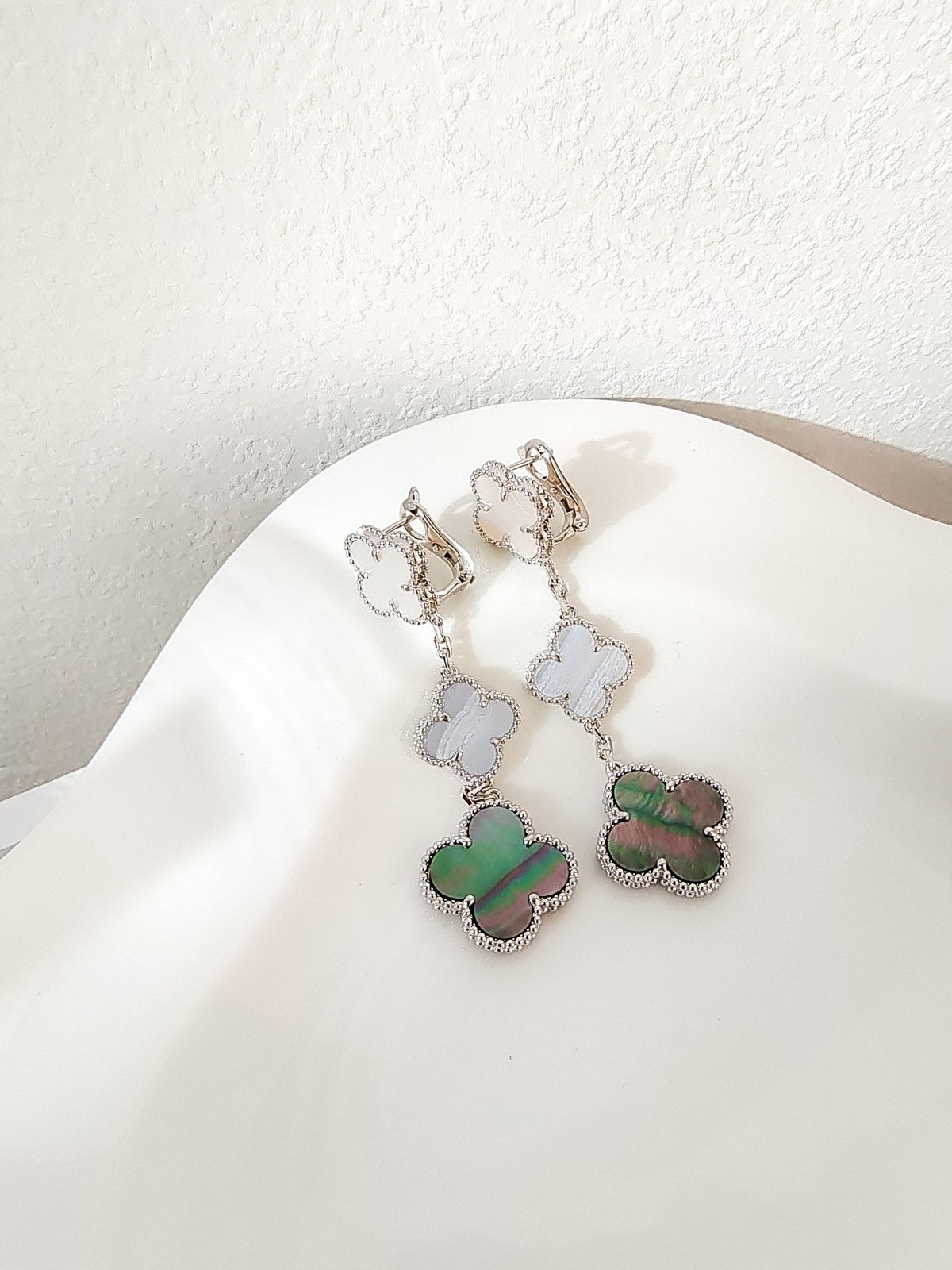 [Elara jewelsry ]CLOVER 3 MOTIFS CHALCEDONY DARK MOP SILVER EARRINGS