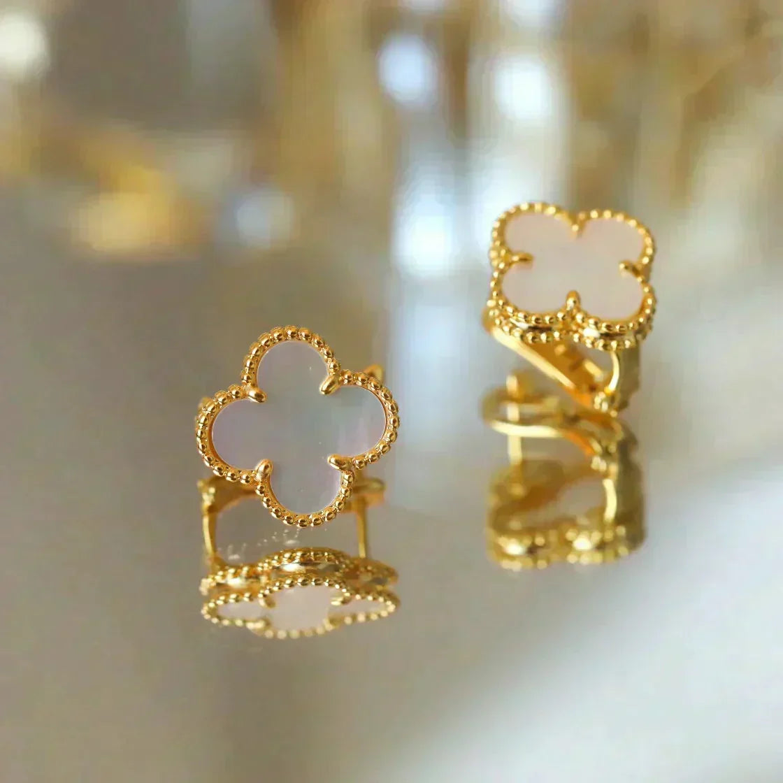 [Elara jewelsry ]CLOVER MEDIUM 1 MOTIFS  WHITE MOP STUD EARRINGS